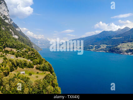 Vue aérienne sur le lac de Walenstadt Walenstadt () à proximité de Beltis, Weesen, Amden. Le Canton de Galen, Glaris, Suisse. Banque D'Images