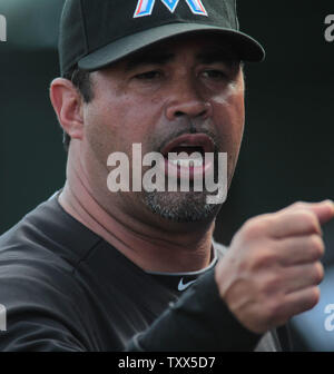 Miami Marlins Manager joueurs entraîneurs Guillen Ozzy pendant l'entraînement de printemps, entre les Marlins de Miami et les Mets de New York le 15 mars 2012 à la Roger Dean Stadium à Jupiter, en Floride.Les Miami Marlins vaincre les Mets de New York 3-1. UPI/Susan Knowles Banque D'Images