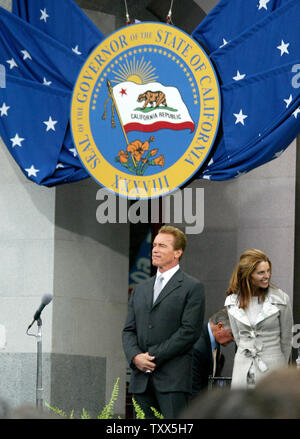 Arnold Schwarzenegger et Maria Shriver lors de la prestation de serment en tant que 38e gouverneur de la Californie à l'ouest de la capitale par étapes le Juge en chef de l'État Ronald George, Sacramento, Californie Le lundi 17 novembre 2003. (UPI/Ken James) Banque D'Images