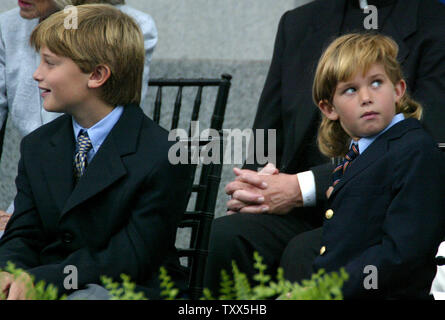 Les fils d'Arnold Schwarzenegger, Patrick (à gauche) et (à droite) Christopher assermentation de la Californie, Arnold Schwarzenegger, gouverneur de la 38e à l'ouest de la capitale par étapes le Juge en chef de l'État Ronald George, Sacramento, Californie Le lundi 17 novembre 2003. (UPI/Ken James) Banque D'Images