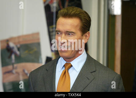 La Californie, le gouverneur Arnold Schwarzenegger lors d'une conférence de presse à l'école intermédiaire Sutter après le Gouverneur et les membres de la Coalition de l'éducation se sont mis d'accord sur le financement de l'école. Sacramento, Californie jeudi 8 janvier 2004. (UPI/Ken James) Banque D'Images