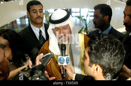 Le Président intérimaire Ghazi al-Yawer parle avec des journalistes après avoir Hajim al-Hassani, un Arabe sunnite a été élu Président de l'Assemblée nationale de transition iraquienne à l'Assemblée nationale réunion dans le centre de congrès de l'Iraq, Bagdad, l'Iraq le 3 avril 2005. (UPI Photo/ Ken James) Banque D'Images