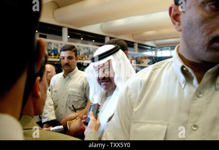 Le Président intérimaire Ghazi al-Yawer parle avec des journalistes après avoir Hajim al-Hassani, un Arabe sunnite a été élu Président de l'Assemblée nationale de transition iraquienne à l'Assemblée nationale réunion dans le centre de congrès de l'Iraq, Bagdad, l'Iraq le 3 avril 2005. (UPI Photo/ Ken James) Banque D'Images