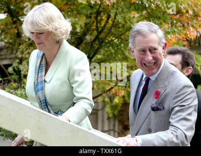 Le Prince Charles, le Prince de Galles, et son épouse Camilla, la duchesse de Cornouailles arrivent à participer à la de dimanche matin à l'église épiscopalienne St Colomba à Inverness en Californie, au cours de leur visite aux États-Unis d'Amérique, Novembre 6th, 2005. (Photo d'UPI/Ken James) Banque D'Images