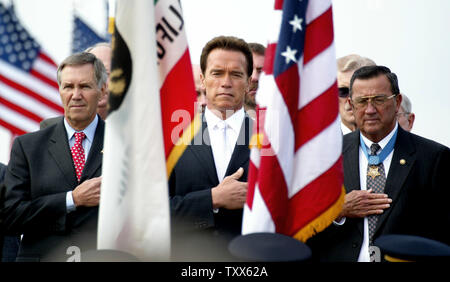 Le gouverneur de la Californie Arnold Schwarzenegger en Californie du nord consacre des anciens combattants du nouveau cimetière près de Igo, Californie, le 11 novembre 2005. (Photo d'UPI/Ken James) Banque D'Images