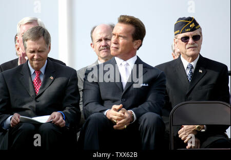 Le gouverneur de la Californie Arnold Schwarzenegger en Californie du nord consacre des anciens combattants du nouveau cimetière près de Igo, Californie, le 11 novembre 2005. (Photo d'UPI/Ken James) Banque D'Images