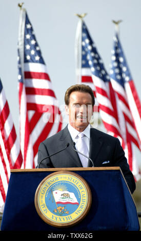 Le gouverneur de la Californie Arnold Schwarzenegger en Californie du nord consacre des anciens combattants du nouveau cimetière près de Igo, Californie, le 11 novembre 2005. (Photo d'UPI/Ken James) Banque D'Images