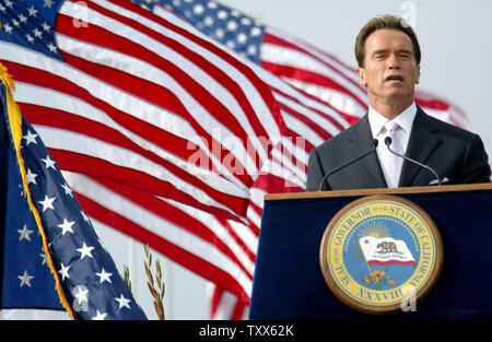 Le gouverneur de la Californie Arnold Schwarzenegger en Californie du nord consacre des anciens combattants du nouveau cimetière près de Igo, Californie, le 11 novembre 2005. (Photo d'UPI/Ken James) Banque D'Images
