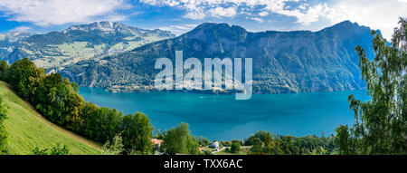 Vue panoramique sur le lac de Walenstadt Walenstadt (), Amden, Beltis de Obstalden. Le Canton de Galen, Glaris, Suisse. Banque D'Images