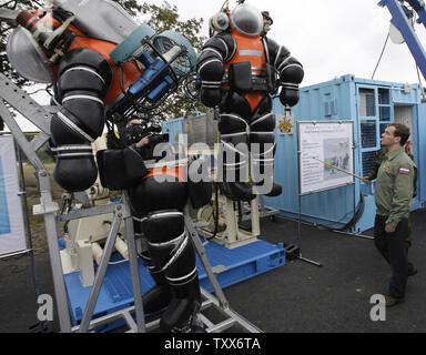 Le président russe Dmitri Medvedev examine les combinaisons de plongée en haute mer alors qu'il assiste à un militaire stratégique, exercices Zapad-2009 (West 2009), à l'Khmelevka gamme de formation dans la région de Kaliningrad, sur la mer Baltique le 28 septembre 2009. UPI/Anatoli Zhdanov Banque D'Images