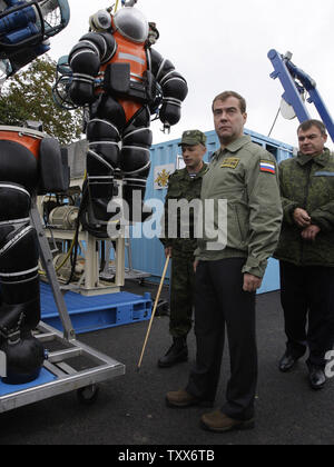 Le président russe Dmitri Medvedev (2e R) examine une combinaison de plongée en haute mer alors qu'il assiste à un militaire stratégique, exercices Zapad-2009 (West 2009), à l'Khmelevka gamme de formation dans la région de Kaliningrad, sur la mer Baltique le 28 septembre 2009. UPI/Anatoli Zhdanov Banque D'Images