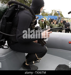 Un nageur sous-marin de combat de la marine de la mer Baltique russe observe alors que le président russe Dmitri Medvedev au cours de la vague d'exercices militaires stratégiques1-2009 (West 2009), à l'Khmelevka gamme de formation dans la région de Kaliningrad, sur la mer Baltique le 28 septembre 2009. UPI/Anatoli Zhdanov Banque D'Images