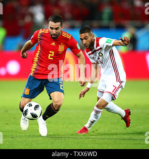 Dani Carvajal (L) de l'Espagne est en concurrence avec Hakim Ziyach du Maroc pendant la Coupe du Monde FIFA 2018 match du groupe B au stade de Kaliningrad à Kaliningrad, Russie le 25 juin 2018. Le jeu terminé dans un 2-2 draw. Photo de Chris Brunskill/UPI Banque D'Images