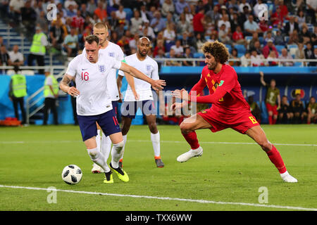 Phil Jones (L) de l'Angleterre est en concurrence pour le bal avec Marouane Fellaini de Belgique durant la Coupe du Monde 2018 Groupe G match au stade de Kaliningrad à Kaliningrad, Russie le 28 juin 2018. La Belgique a remporté le match 1-0. Photo de Chris Brunskill/UPI Banque D'Images