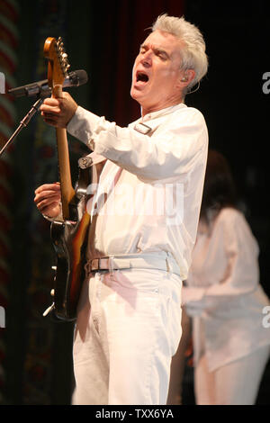 David Byrne fonctionne à l'Uptown Theatre à Kansas City, Missouri le 19 octobre 2008. L'ancien chanteur des Talking Heads est tournée pour promouvoir son nouveau CD "Tout ce qui se passe va se passer aujourd'hui" qui a été co-écrit avec Brian Eno. (Photo d'UPI/Daniel Gluskoter) Banque D'Images