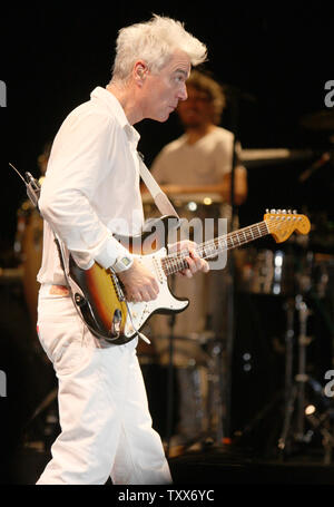 David Byrne fonctionne à l'Uptown Theatre à Kansas City, Missouri le 19 octobre 2008. L'ancien chanteur des Talking Heads est tournée pour promouvoir son nouveau CD "Tout ce qui se passe va se passer aujourd'hui" qui a été co-écrit avec Brian Eno. (Photo d'UPI/Daniel Gluskoter) Banque D'Images