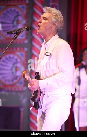 David Byrne fonctionne à l'Uptown Theatre à Kansas City, Missouri le 19 octobre 2008. L'ancien chanteur des Talking Heads est tournée pour promouvoir son nouveau CD "Tout ce qui se passe va se passer aujourd'hui" qui a été co-écrit avec Brian Eno. (Photo d'UPI/Daniel Gluskoter) Banque D'Images