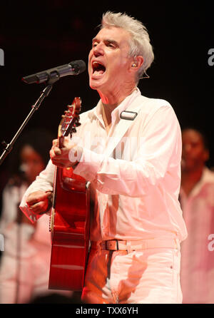 David Byrne fonctionne à l'Uptown Theatre à Kansas City, Missouri le 19 octobre 2008. L'ancien chanteur des Talking Heads est tournée pour promouvoir son nouveau CD "Tout ce qui se passe va se passer aujourd'hui" qui a été co-écrit avec Brian Eno. (Photo d'UPI/Daniel Gluskoter) Banque D'Images