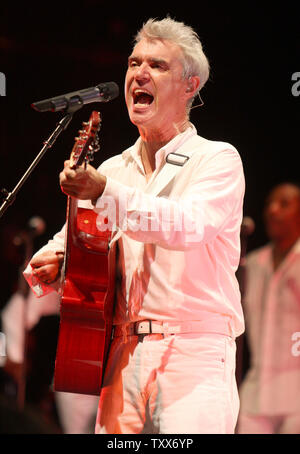 David Byrne fonctionne à l'Uptown Theatre à Kansas City, Missouri le 19 octobre 2008. L'ancien chanteur des Talking Heads est tournée pour promouvoir son nouveau CD "Tout ce qui se passe va se passer aujourd'hui" qui a été co-écrit avec Brian Eno. (Photo d'UPI/Daniel Gluskoter) Banque D'Images