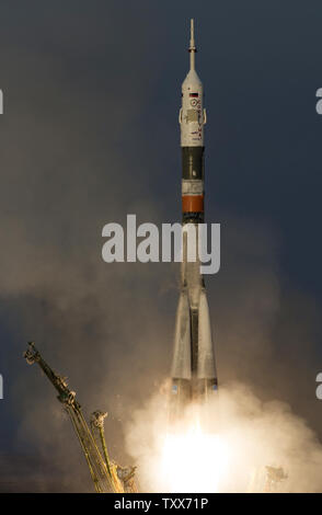 La Fédération de fusée Soyouz TMA-19M est lancé avec Expedition 46 commandant de Soyouz Youri Malenchenko de l'Agence spatiale fédérale russe, ingénieur de vol de la NASA, Tim Kopra et ingénieur de vol Tim Peake de l'Agence spatiale européenne (ESA) le Mardi, Décembre 15, 2015 au cosmodrome de Baïkonour au Kazakhstan. Malenchenko, Kopra, Peake et passera les six mois qui vivent et travaillent à bord de la Station spatiale internationale. Photo de la NASA par Joel Kowsky/UPI Banque D'Images