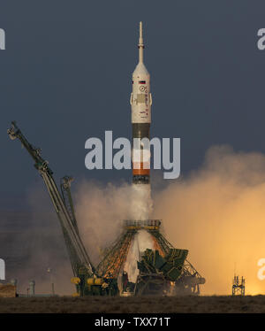 La Fédération de fusée Soyouz TMA-19M est lancé avec Expedition 46 commandant de Soyouz Youri Malenchenko de l'Agence spatiale fédérale russe, ingénieur de vol de la NASA, Tim Kopra et ingénieur de vol Tim Peake de l'Agence spatiale européenne (ESA) le Mardi, Décembre 15, 2015 au cosmodrome de Baïkonour au Kazakhstan. Malenchenko, Kopra, Peake et passera les six mois qui vivent et travaillent à bord de la Station spatiale internationale. Photo de la NASA par Joel Kowsky/UPI Banque D'Images