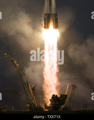 La Fédération de fusée Soyouz TMA-19M est lancé avec Expedition 46 commandant de Soyouz Youri Malenchenko de l'Agence spatiale fédérale russe, ingénieur de vol de la NASA, Tim Kopra et ingénieur de vol Tim Peake de l'Agence spatiale européenne (ESA) le Mardi, Décembre 15, 2015 au cosmodrome de Baïkonour au Kazakhstan. Malenchenko, Kopra, Peake et passera les six mois qui vivent et travaillent à bord de la Station spatiale internationale. Photo de la NASA par Joel Kowsky/UPI Banque D'Images