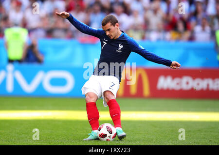 Antoine Griezmann de France marque son premier but du côté du point de penalty lors de la Coupe du Monde FIFA 2018 ronde de 16 match à Kazan Arena de Kazan, Russie le 30 juin 2018. La France a battu l'Argentine 4-3 pour se qualifier pour les quarts de finale. Photo de Chris Brunskill/UPI Banque D'Images