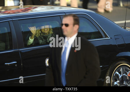 Mme Jill Biden, l'épouse du vice-président Joe Biden, les vagues de son service de location de limousine comme elle chevauche dans le premier parcours après le président américain, Barack Obama's inauguration publique à Washington, D.C. le 21 janvier 2013. Le président Obama a prêté serment pour un second mandat en tant que 44e président des États-Unis. UPI/Kevin Dietsch Banque D'Images