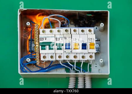 Accidents électriques de provoquer un incendie. L'équipement de distribution électrique endommagé est cause d'accueil incendie. Banque D'Images