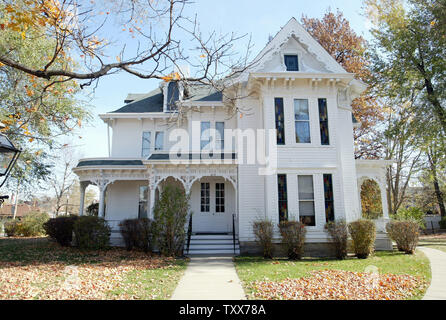 L'accueil du président Harry Truman tient toujours à Independence, MO le 11 novembre 2005. Construit vers 1867 par George Porterfield Gates, un propriétaire de l'usine, le Président Harry S. Truman et son épouse Bess Wallace Truman, petite-fille de portes, fait de cette maison de l'époque de leur mariage en 1919 et la Maison Blanche, 'Summer' de 1945 à 1953. (Photo d'UPI/Bill Greenblatt) Banque D'Images