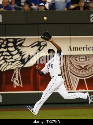 Kansas City Royals champ centre Lorenzo Cain chasse vers le bas ballon de San Francisco Giants Juan Perez lors de la sixième manche de jeu 1 de la Série mondiale au stade Kaufman à Kansas City, Missouri le 21 octobre 2014. UPI/Jeff Moffett Banque D'Images