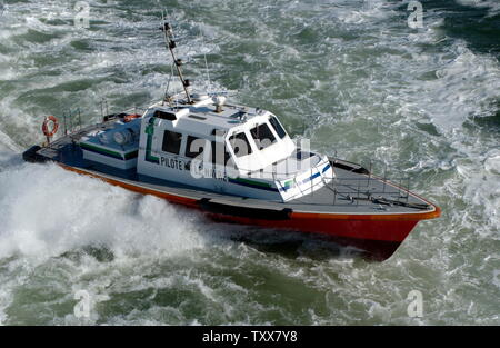 AJAXNETPHOTO. Avril 10th, 2006. LE HAVRE, FRANCE. - Bateaux - Pilote - PILOTE PORTUAIRE BATEAU LOUIS BRINDEAU. PHOTO:JONATHAN EASTLAND/AJAX REF : D61004 1094 Banque D'Images