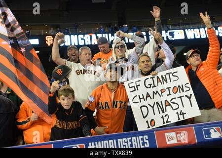 San Francisco Giants fans célèbrent la défaite du Kansas Ville royal dans le jeu 7 de la Série mondiale à Kauffman Stadium à Kansas City, Missouri le 29 octobre 2014. San Francisco a gagné les World Series battant Kansas City 3-2. UPI/Kevin Dietsch Banque D'Images