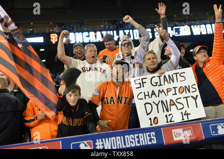 San Francisco Giants fans célèbrent la défaite du Kansas Ville royal dans le jeu 7 de la Série mondiale à Kauffman Stadium à Kansas City, Missouri le 29 octobre 2014. San Francisco a gagné les World Series battant Kansas City 3-2. UPI/Kevin Dietsch Banque D'Images