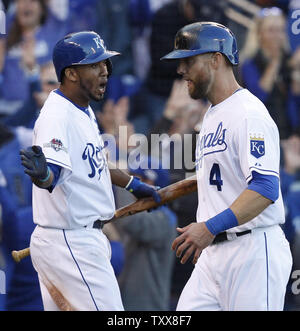 Kansas City Royals Alex Gordon (4) est accueilli à la maison par la plaque d'Alcides Escobar après avoir marqué sur un Alex Rios single de soulagement des Blue Jays de Toronto Aaron Sanchez dans la septième manche du Match 2 de la série de championnat de la ligue américaine à Kauffman Stadium à Kansas City, Missouri le 17 octobre 2015. Photo de Jeff Moffett/UPI Banque D'Images