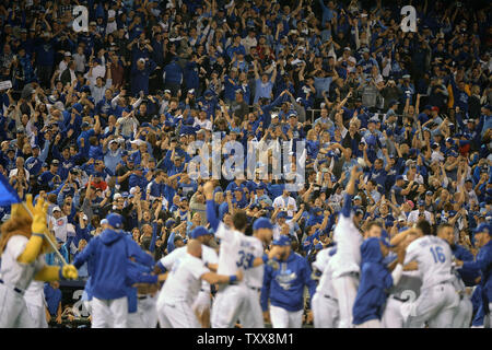 Royals de Kansas City célébrer comme fans cheer après avoir défait les Blue Jays de Toronto dans le jeu à l'ALCS 6 Kaufman Stadium de Kansas City le 23 octobre 2015. Kansas City beats Toronto 4-3 pour gagner le 2015 CAA. Photo par Kevin Dietsch/UPI Banque D'Images