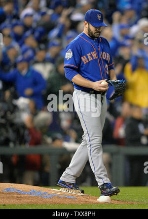 Mets de New York le lanceur partant Matt Harvey marche off le monticule après avoir abandonné un intérieur-the-park home run pour lancer la première manche hitter Kansas City Royals Alcides Escobar dans le jeu 1 de la Série mondiale à Kauffman Stadium à Kansas City, Missouri le 27 octobre 2015. Les Royals jouera les Mets de New York dans le monde 2015. Photo par Kevin Dietsch/UPI Banque D'Images