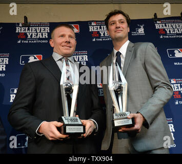 Le releveur des Pirates de Pittsburgh, Mark Melancon (L) et le releveur des Yankees de New York Andrew Miler tenir leurs trophées après avoir obtenu le Trevor Hoffman NL calmant de l'année et le releveur Mariano Rivera al de l'Année respectivement avant le match 2 de la Série mondiale à Kauffman Stadium à Kansas City, Missouri le 28 octobre 2015. Photo par Kevin Dietsch/UPI Banque D'Images