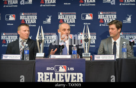 Le releveur des Pirates de Pittsburgh gagnants Mark Melancon (L) et le releveur des Yankees de New York Andrew Miler (R) Le commissaire de la Ligue Majeure de Baseball Rob Manfred comme il l'annonce le releveur Trevor Hoffman NL de l'année et le releveur Mariano Rivera al de l'année avant le match 2 de la Série mondiale à Kauffman Stadium à Kansas City, Missouri le 28 octobre 2015. Photo par Kevin Dietsch/UPI Banque D'Images