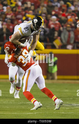 Pittsburgh Steelers tight end Jesse James est soulevé dans les airs par Kansas City Chiefs arrière défensif Terrance Mitchell (39) dans le premier trimestre au cours de la NFL Playoff au Arrowhead Stadium de Kansas City le 15 janvier 2017. Photo par Kyle Rivas/UPI Banque D'Images