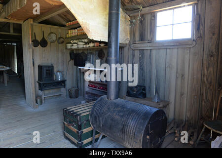 Des répliques de l'habitation des frères Wright, montrant le fourneau de cuisine et salon, fait partie de l'Wright Brothers National Memorial de Kill Devil Hills, près de Kitty Hawk sur les Outer Banks de la Caroline du Nord le 25 juillet 2015. Orville et Wilbur Wright ont fait leurs essais de planeur de 1900 et a volé le premier avion sur cette plage de sable fin le 17 décembre 1903. Le premier vol ce jour parcouru 120 pieds et a duré 12 secondes, le quatrième a 852 pieds et a duré 59 secondes. Photo de Pat Benic/UPI Banque D'Images