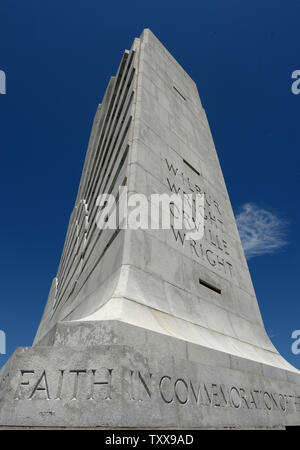 60 pieds et Wright Brothers Monument situé au sommet d'une dune de sable de 90 pieds commémore les centaines de vols planeur qui a précédé le premier vol motorisé des frères Wright à l'Wright Brothers National Memorial de Kill Devil Hills, près de Kitty Hawk sur les Outer Banks de la Caroline du Nord le 25 juillet 2015. Orville et Wilbur Wright ont fait leurs essais de planeur de 1900 et a volé le premier avion sur cette plage de sable fin le 17 décembre 1903. Le premier vol ce jour parcouru 120 pieds et a duré 12 secondes, le quatrième a 852 pieds et a duré 59 secondes. Photo de Pat Benic/UPI Banque D'Images