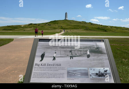 Un monument de 60 pieds au sommet d'une dune de sable de 90 pieds commémore les centaines de vols planeur qui a précédé le premier vol motorisé des frères Wright à l'Wright Brothers National Memorial de Kill Devil Hills, près de Kitty Hawk sur les Outer Banks de la Caroline du Nord le 25 juillet 2015. Orville et Wilbur Wright ont fait leurs essais de planeur de 1900 et a volé le premier avion sur cette plage de sable fin le 17 décembre 1903. Le premier vol ce jour parcouru 120 pieds et a duré 12 secondes, le quatrième a 852 pieds et a duré 59 secondes. Photo de Pat Benic/UPI Banque D'Images