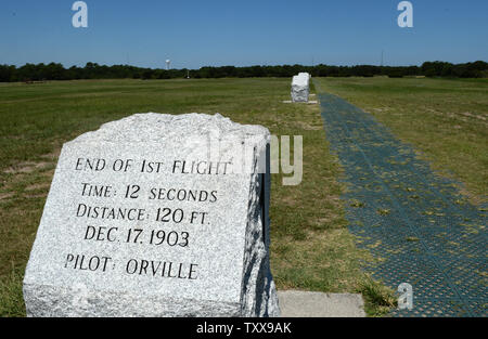 Marqueur pour le premier vol de l'Wright Brothers peut être vu à l'Wright Brothers National Memorial de Kill Devil Hills, près de Kitty Hawk sur les Outer Banks de la Caroline du Nord le 25 juillet 2015. Orville et Wilbur Wright ont fait leurs essais de planeur de 1900 et a volé le premier avion sur cette plage de sable fin le 17 décembre 1903. Le premier vol ce jour parcouru 120 pieds et a duré 12 secondes, le quatrième a 852 pieds et a duré 59 secondes. Photo de Pat Benic/UPI Banque D'Images