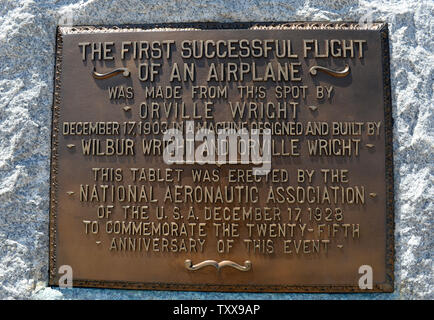 Une plaie sur le piquage marqueur pour les premiers vols des frères Wright peut être vu à l'Wright Brothers National Memorial de Kill Devil Hills, près de Kitty Hawk sur les Outer Banks de la Caroline du Nord le 25 juillet 2015. Orville et Wilbur Wright ont fait leurs essais de planeur de 1900 et a volé le premier avion sur cette plage de sable fin le 17 décembre 1903. Le premier vol ce jour parcouru 120 pieds et a duré 12 secondes, le quatrième a 852 pieds et a duré 59 secondes. Photo de Pat Benic/UPI Banque D'Images