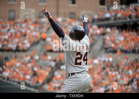 Tigers de Detroit' Miguel Cabrera réagit à un trois-frappé par son coéquipier J.D. Martinez Cabrera de notation et Victor Martinez lors de la quatrième manche du Match 2 de la Division de la ligue américaine contre la série Baltimore Orioles à Orioles Park at Camden Yards de Baltimore, Maryland le 3 octobre 2014. UPI/Kevin Dietsch Banque D'Images