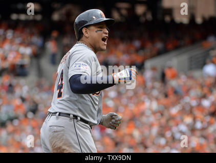 Tigers de Detroit' Miguel Cabrera réagit à un trois-frappé par son coéquipier J.D. Martinez Cabrera de notation et Victor Martinez lors de la quatrième manche du Match 2 de la Division de la ligue américaine contre la série Baltimore Orioles à Orioles Park at Camden Yards de Baltimore, Maryland le 3 octobre 2014. UPI/Kevin Dietsch Banque D'Images