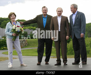 (L-R) Première Dame des États-Unis Laura Bush, l'ancien président américain George Bush, le président russe Vladimir Poutine, et le président américain George W. Bush poser pour les photographes de la famille d'accueil au Bush à Kennebunkport, Maine le 1 juillet 2007. (Photo d'UPI/Anatoli Zhdanov) Banque D'Images