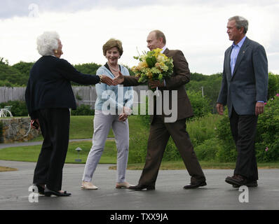 Le président russe Vladimir Poutine (C) accueille l'ancienne première dame des États-Unis Barbara Bush (L) de la Première dame Laura Bush (2L) et le président américain George W. Bush (R) chercher sur à la famille Bush home à Kennebunkport, Maine le 1 juillet 2007. (Photo d'UPI/Anatoli Zhdanov) Banque D'Images