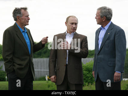 L'ancien président américain George Bush (L) s'entretient avec le président russe Vladimir Poutine (C) et le président américain George W. Bush lors de l'arrivée de Poutine à Bush's family home à Kennebunkport, Maine le 1 juillet 2007. (Photo d'UPI/Anatoli Zhdanov) Banque D'Images